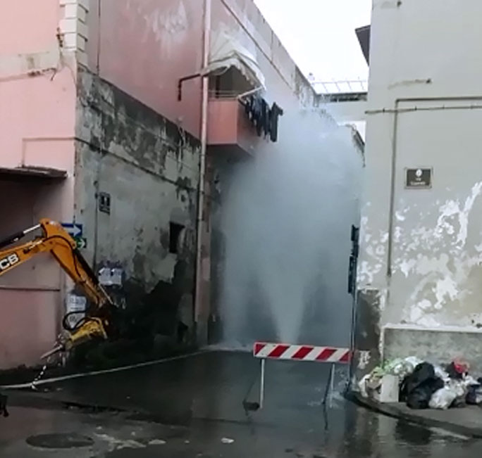 Torre Annunziata, geyser in via San Francesco di Paola, getto d'acqua alto oltre 5 metri