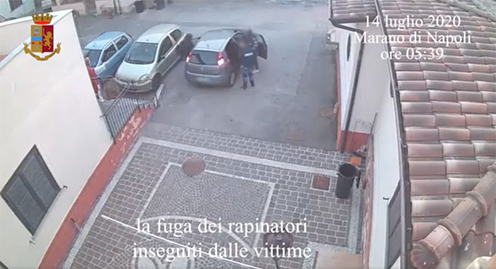 Finti carabinieri svaligiano un appartamento immobilizzando le vittime