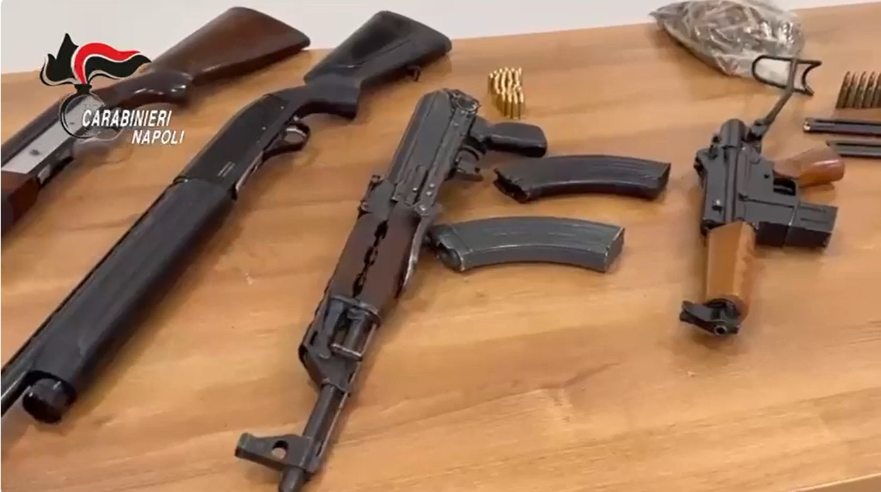 Torre Annunziata, aresenale in auto: bloccati in due nella notte