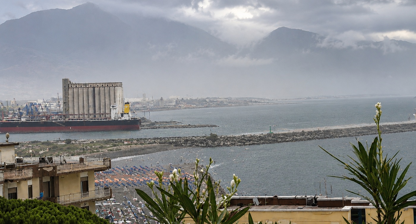 Torre Annunziata, nubifragio coglie di sorpresa centinaia di bagnati: nessun ferito