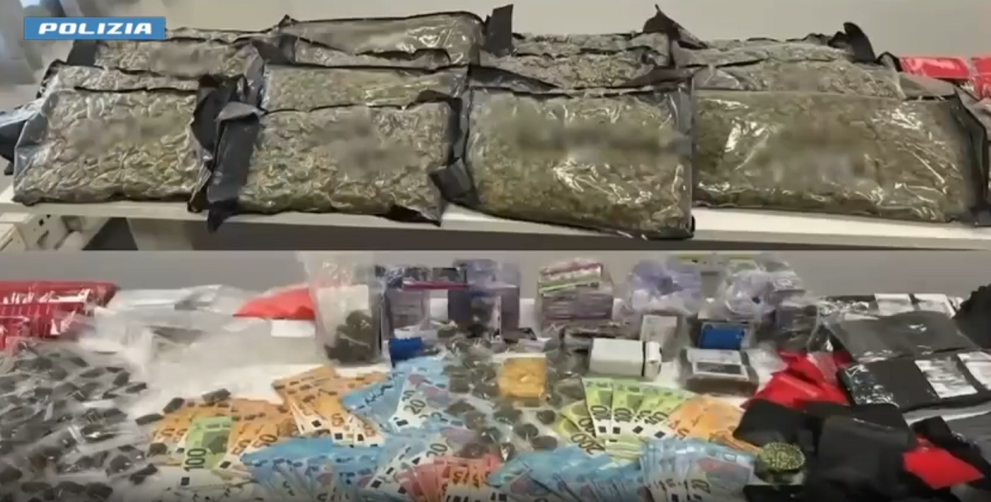Napoli, scoperto deposito di droga e armi: arrestata 33enne, sequestrati 20 chili di stupefacenti
