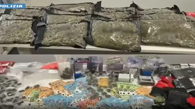 Napoli, scoperto deposito di droga e armi: arrestata 33enne, sequestrati 20 chili di stupefacenti