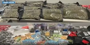 Napoli, scoperto deposito di droga e armi: arrestata 33enne, sequestrati 20 chili di stupefacenti