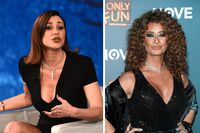 Belen lancia la maschera vulvare, la parodia (pungente) di Valentina Persia