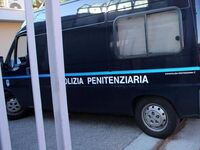 Rivolta al carcere di Rieti, sala ricreativa in fiamme: 6 agenti penitenziari in ospedale