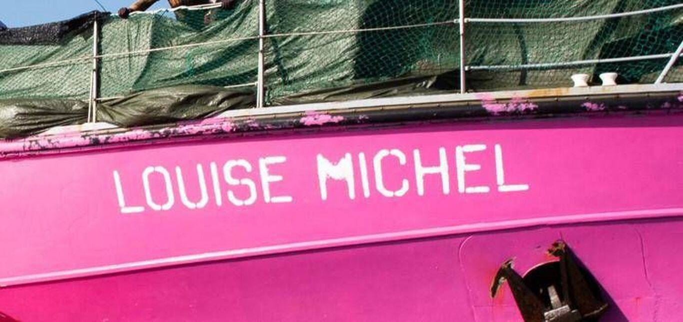 Migranti, 50 in fuga dalla Libia soccorsi dalla nave di Banksy: "Esausti e bisognosi di cure"