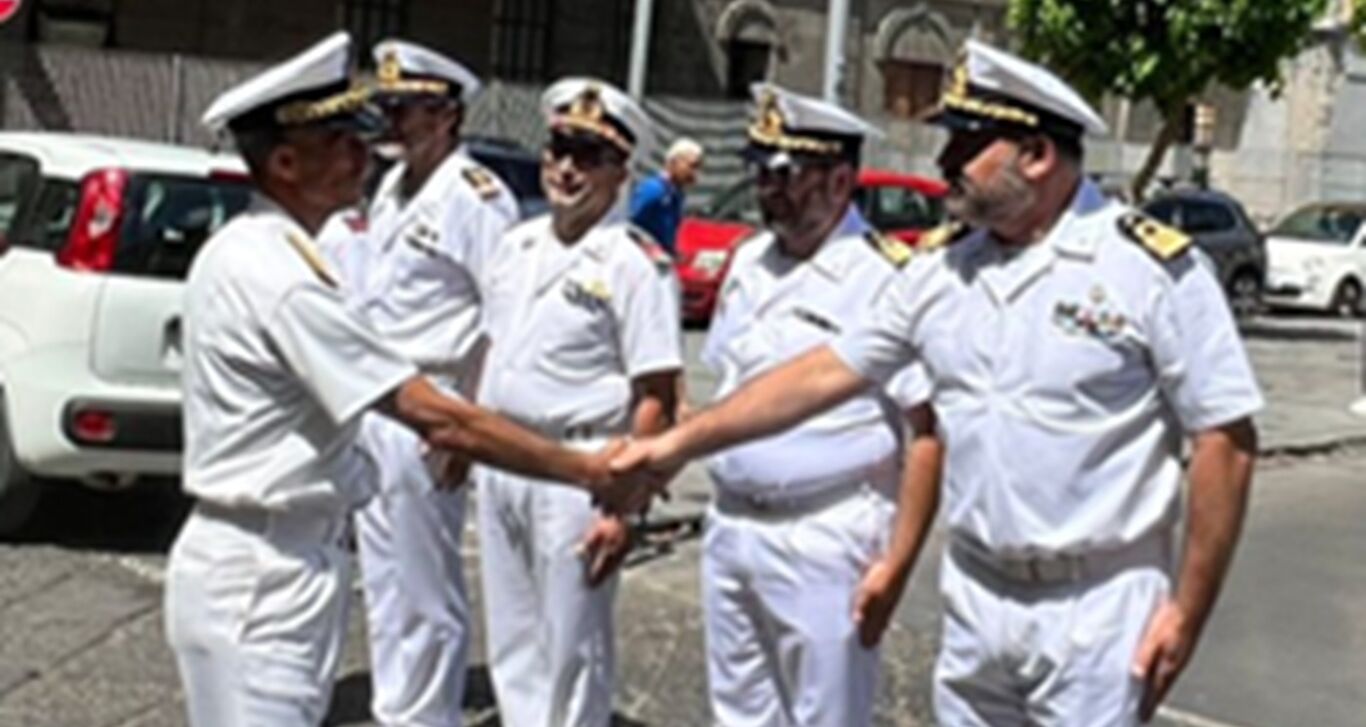 Torre del Greco - Il Contrammiraglio Angora in visita alla Capitaneria di Porto