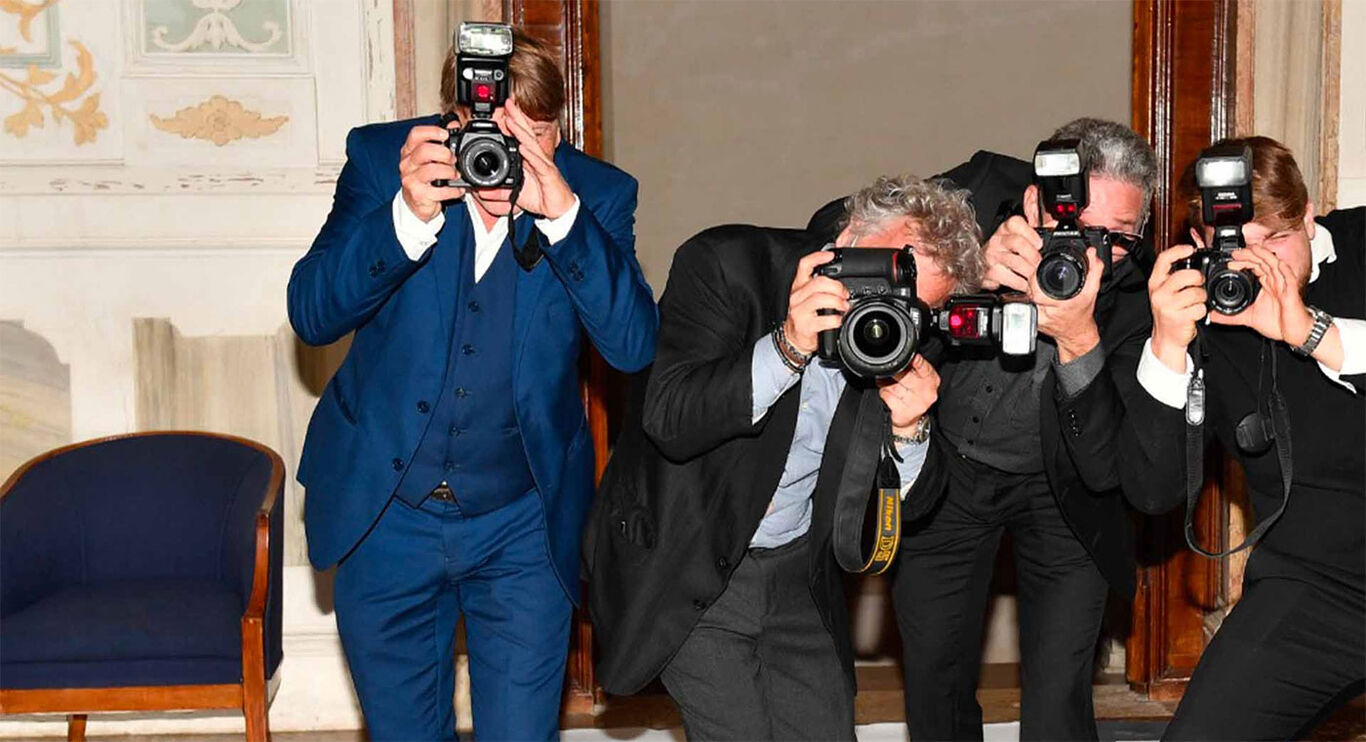 Flirt estivo sotto copertura: le foto compromettenti di un noto conduttore ritirate dal mercato