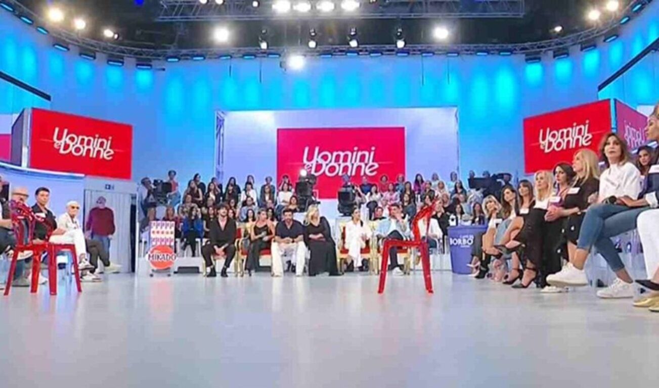 Uomini e Donne, falso casting per entrare nel programma: uomo raggirato e derubato di migliaia di euro