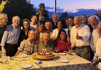 Renato Pozzetto compie 85 anni, il video della festa in famiglia con Massimo Boldi