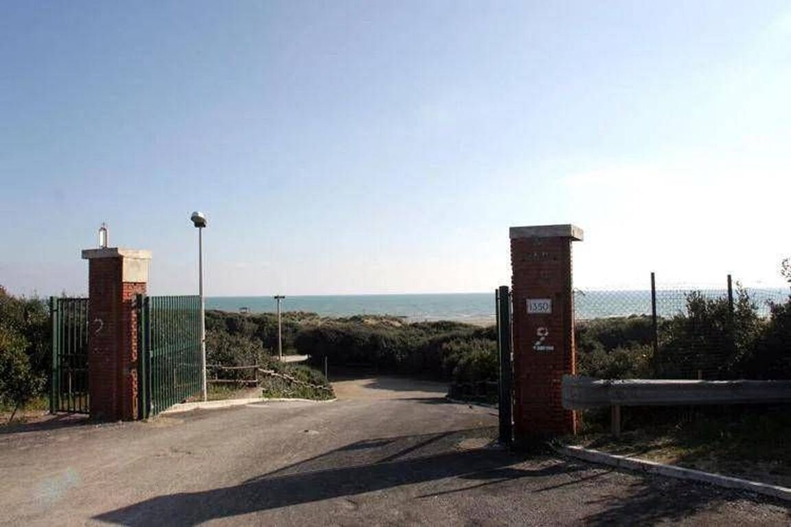 Cancelli di Ostia, spiagge senza servizi. Le critiche: "Campidoglio improvvisa sulla pelle dei bagnanti"