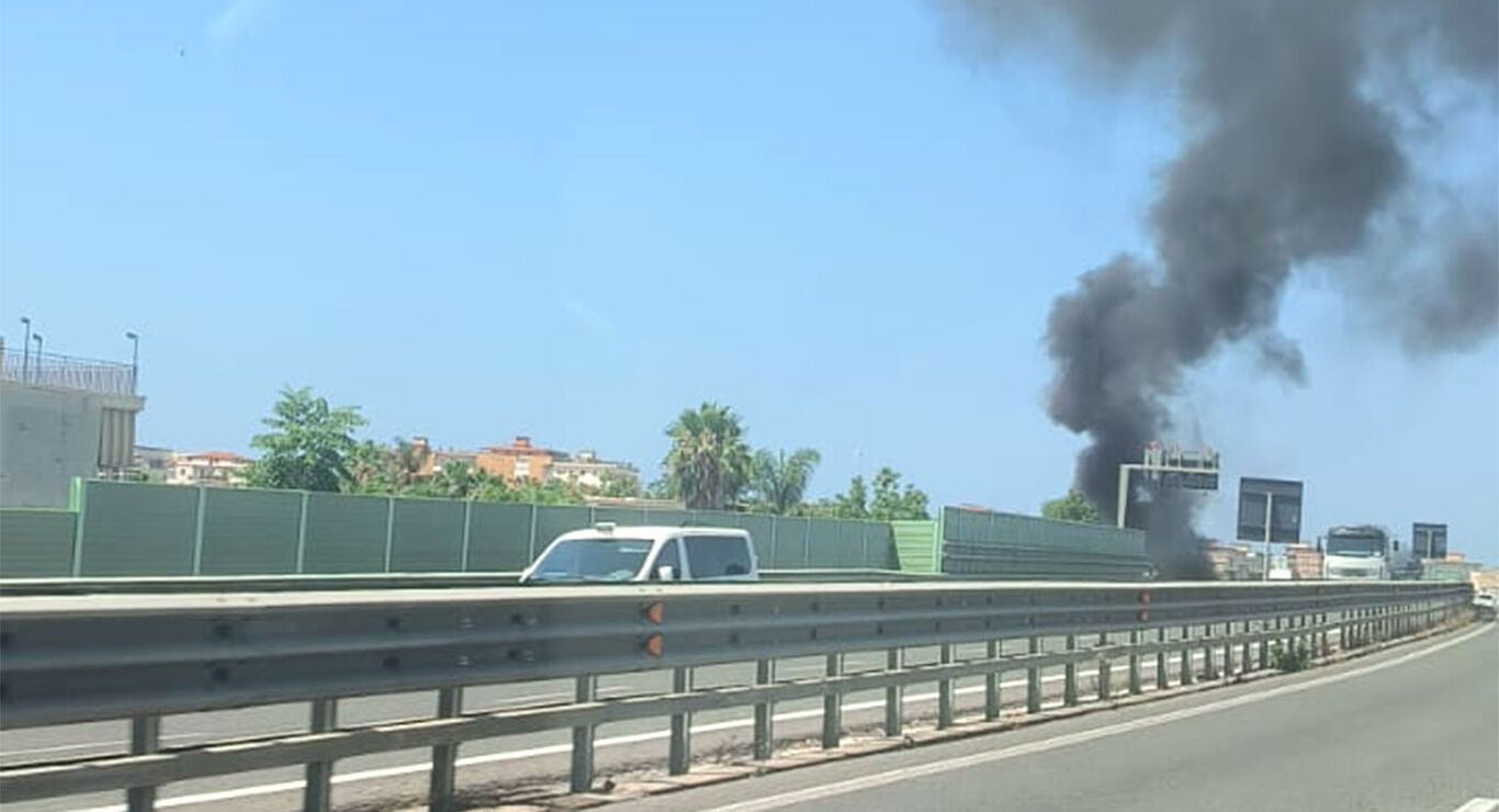 Auto in fiamme tra i caselli di Torre Annunziata Nord e Torre Scavi