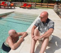 Alfonso Signorini a bordo piscina con Carlo Nordio: "Sorprese d'estate"