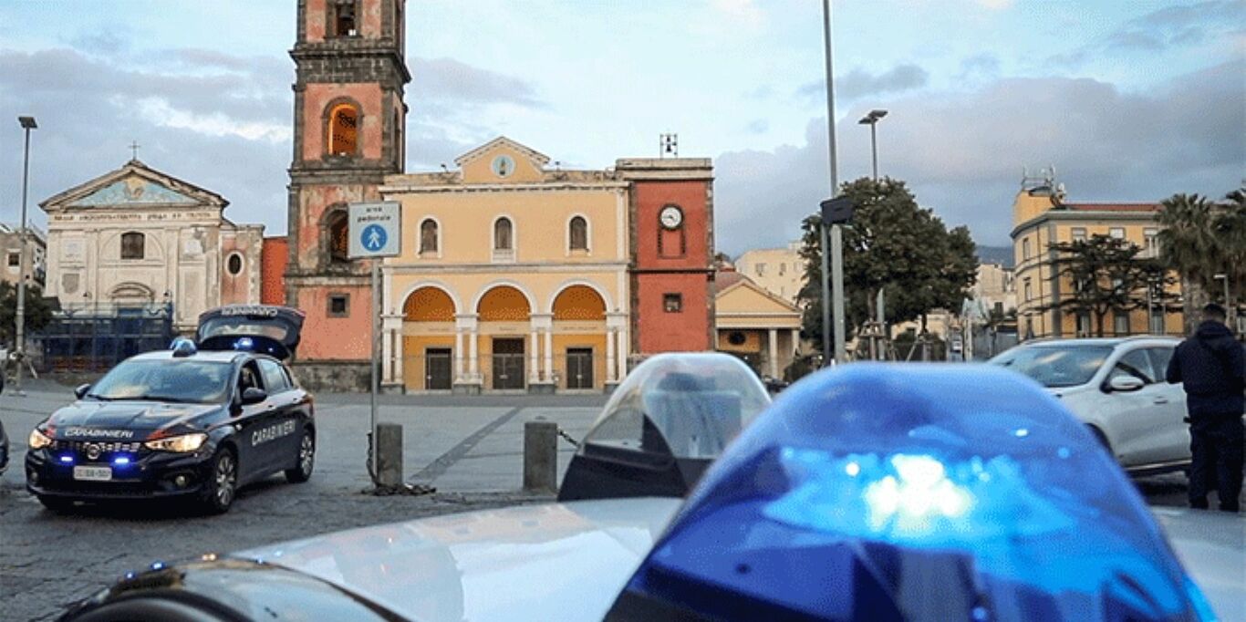 In tre rapinano una donna scaraventandola a terra: arrestati
