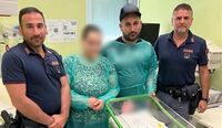 Torre Annunziata - Neonata di 18 giorni non respira: due poliziotti la salvano in extremis