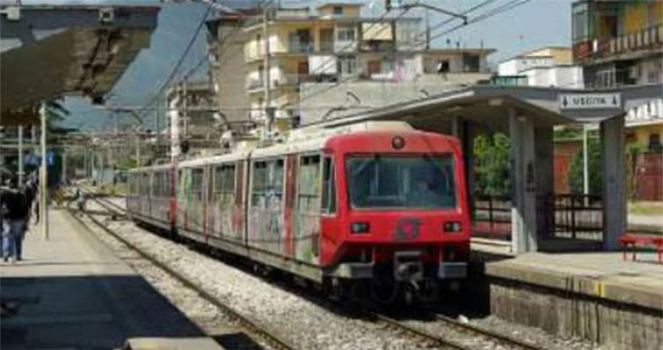 Paura su un treno della Circumvesuviana: fiamme sul tetto, vagoni invasi dal fumo