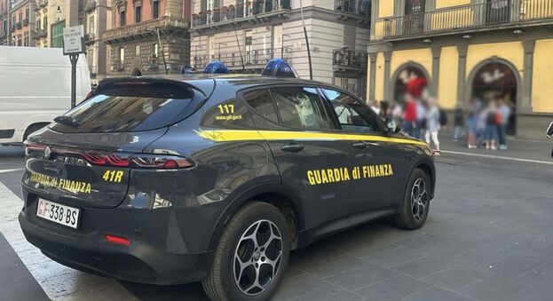 Napoli - Maxi-sequestro sul lungomare e in via Toledo: oltre 18mila prodotti contraffatti