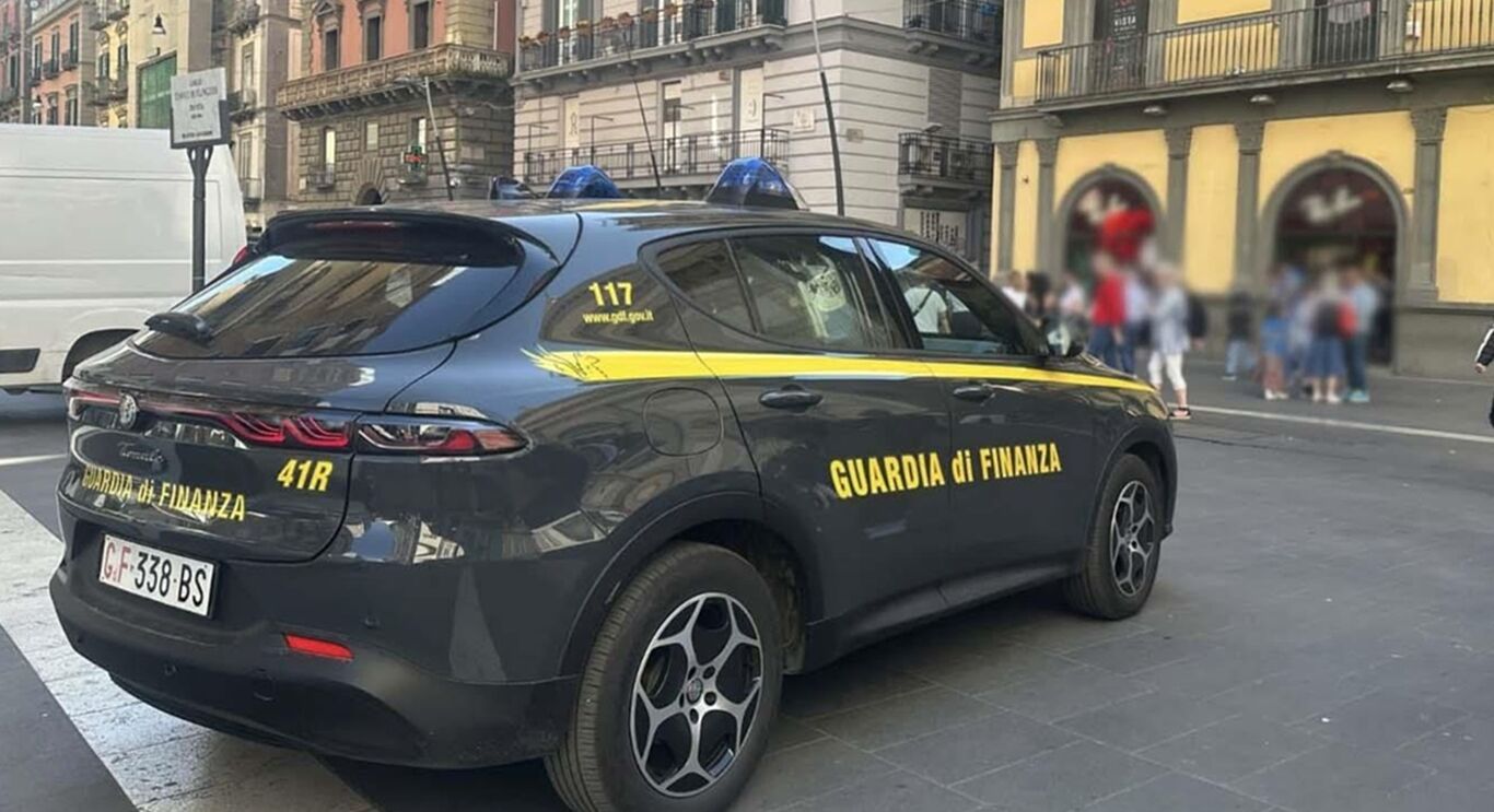 Napoli - Maxi-sequestro sul lungomare e in via Toledo: oltre 18mila prodotti contraffatti