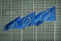 Ue bocciata dagli italiani, tre post su quattro sono negativi: l'indagine Socialcom