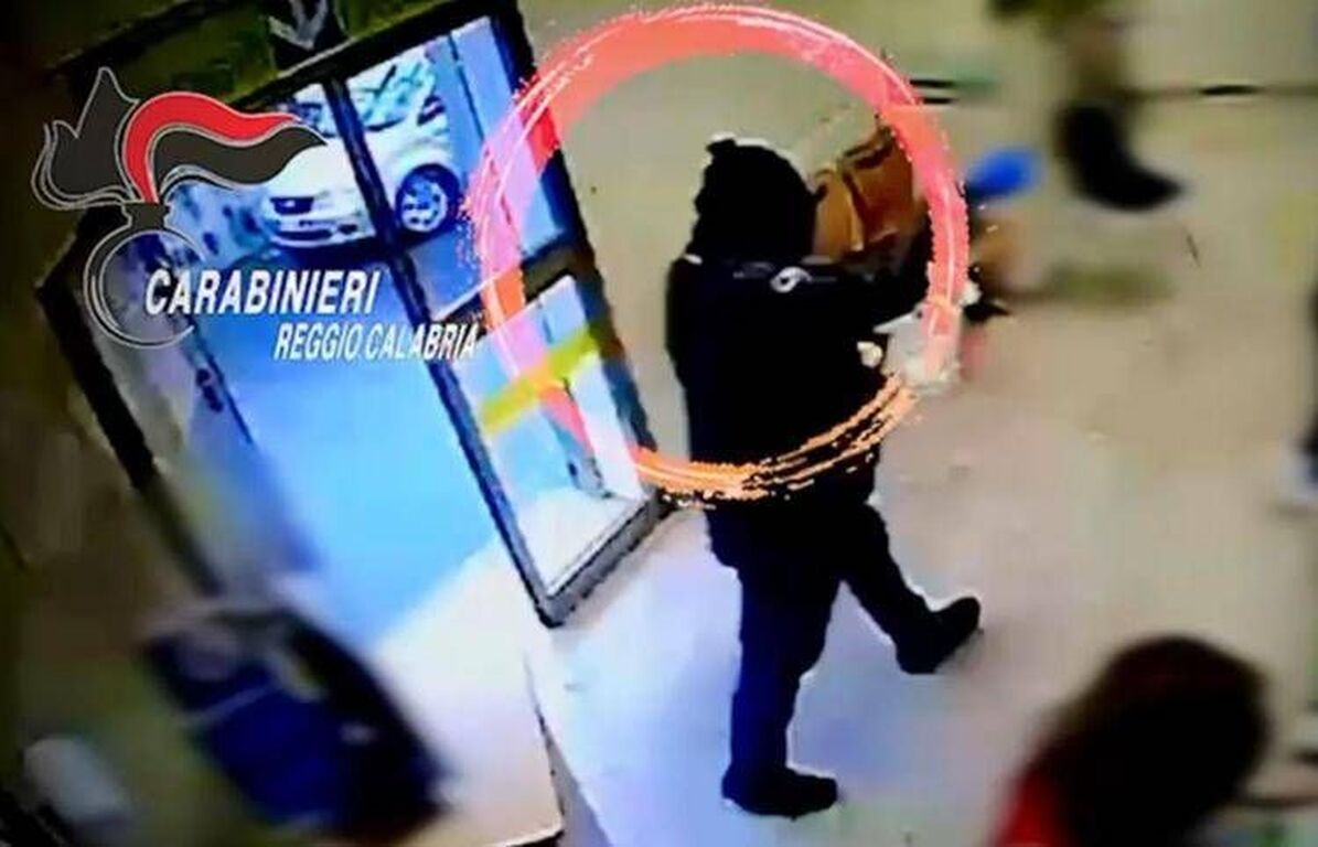 Rapine con taser, pistole ed esplosivo: arrestata a Reggio Calabria la 'coppia del terrore'