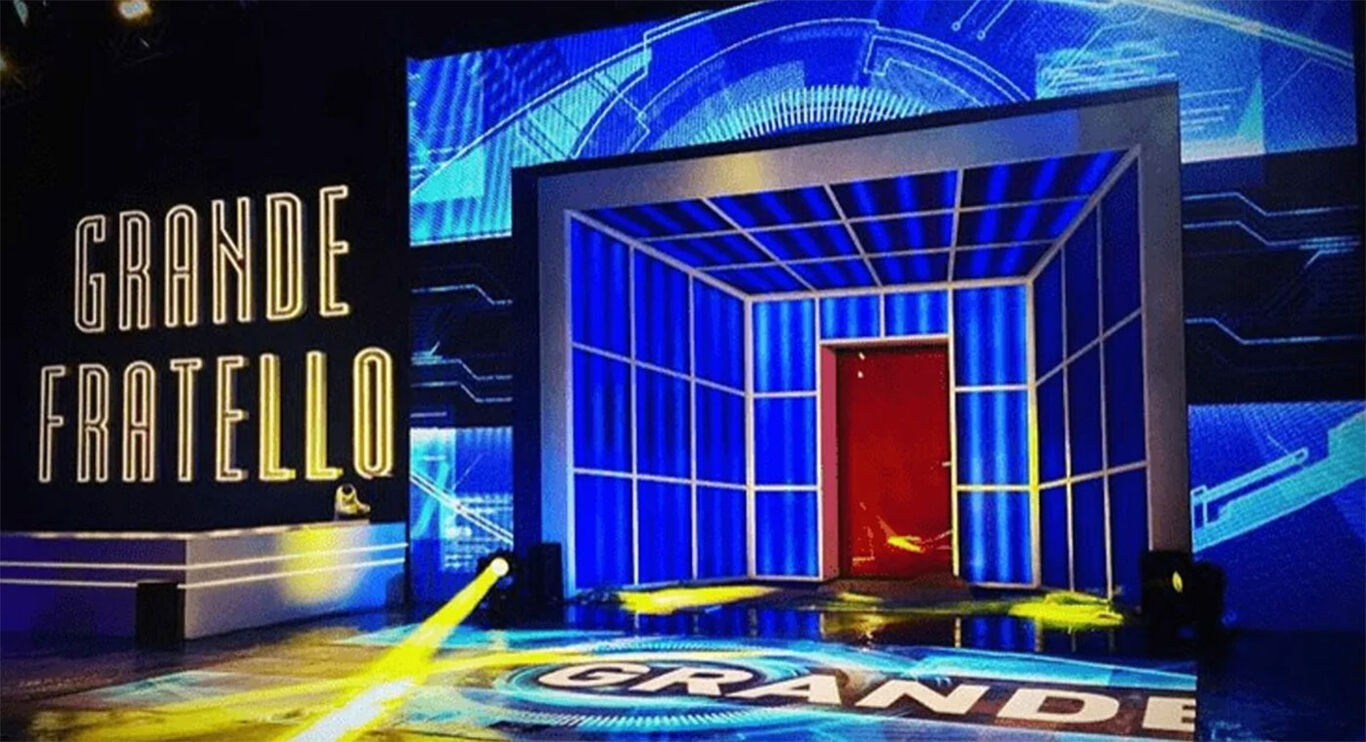 Grande Fratello, shock nella notte: ex gieffino preso a pomodori sotto casa sua