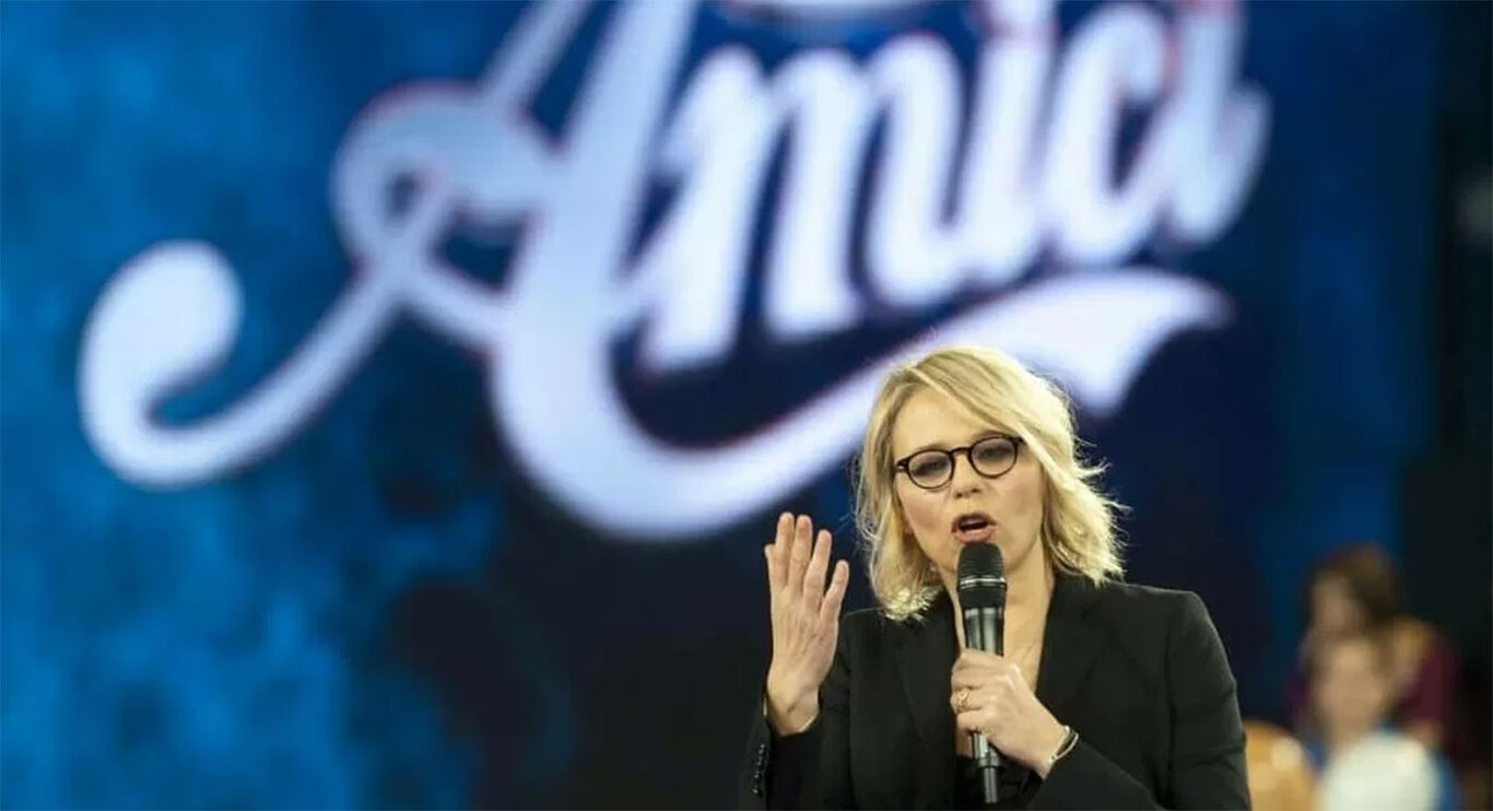 Amici 25: il Serale si fa “light”, dirette più corte e stop a mezzanotte