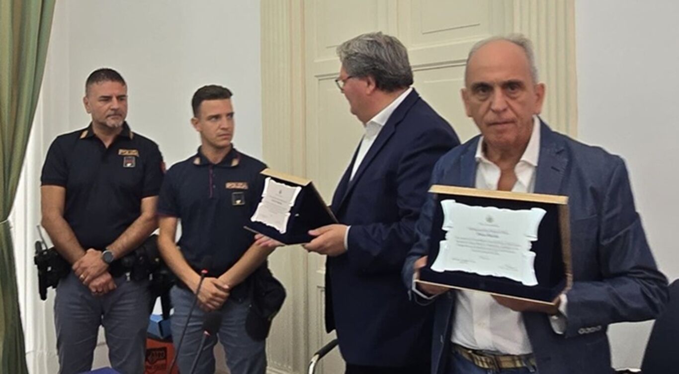 Torre Annunziata - Poliziotti eroi salvano neonata in crisi respiratoria: premiati al Comune