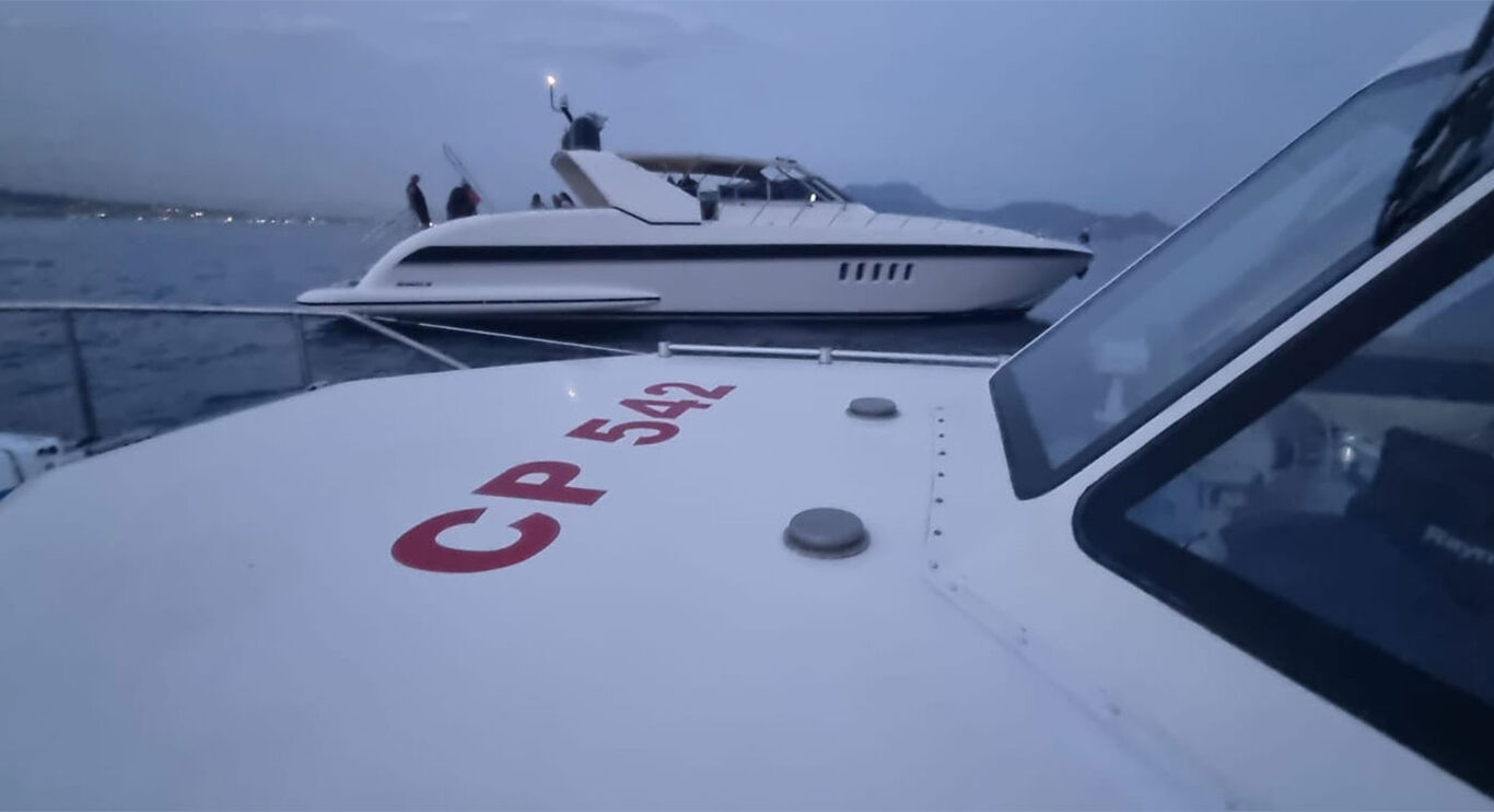 Torre Annunziata- Yacht in avaria a 8 miglia dalla costa: 12 persone salvate dalla Guardia Costiera