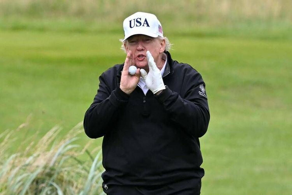Trump 'bara' a golf? Un video mostra l'aiutino al presidente