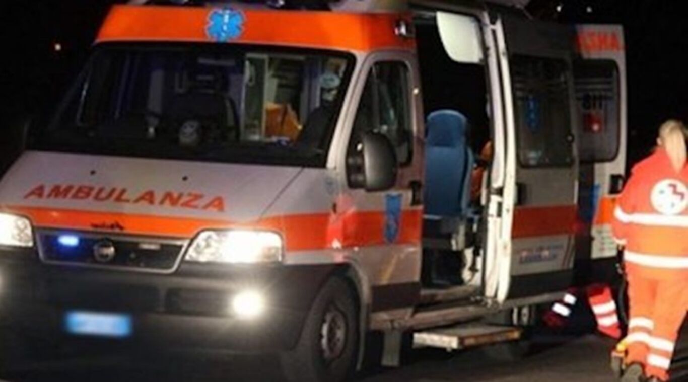 Tragico incidente stradale a Ercolano, moto contro auto in sosta: muore 27enne