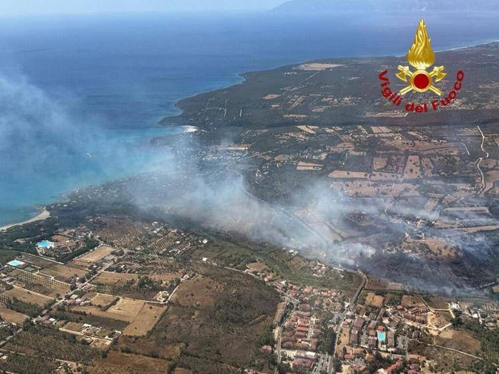 Sardegna, nuovo incendio: fiamme a Orosei, evacuati un resort e diverse case