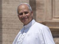 Papa: "Attenzione alla 'bulimia' da social"