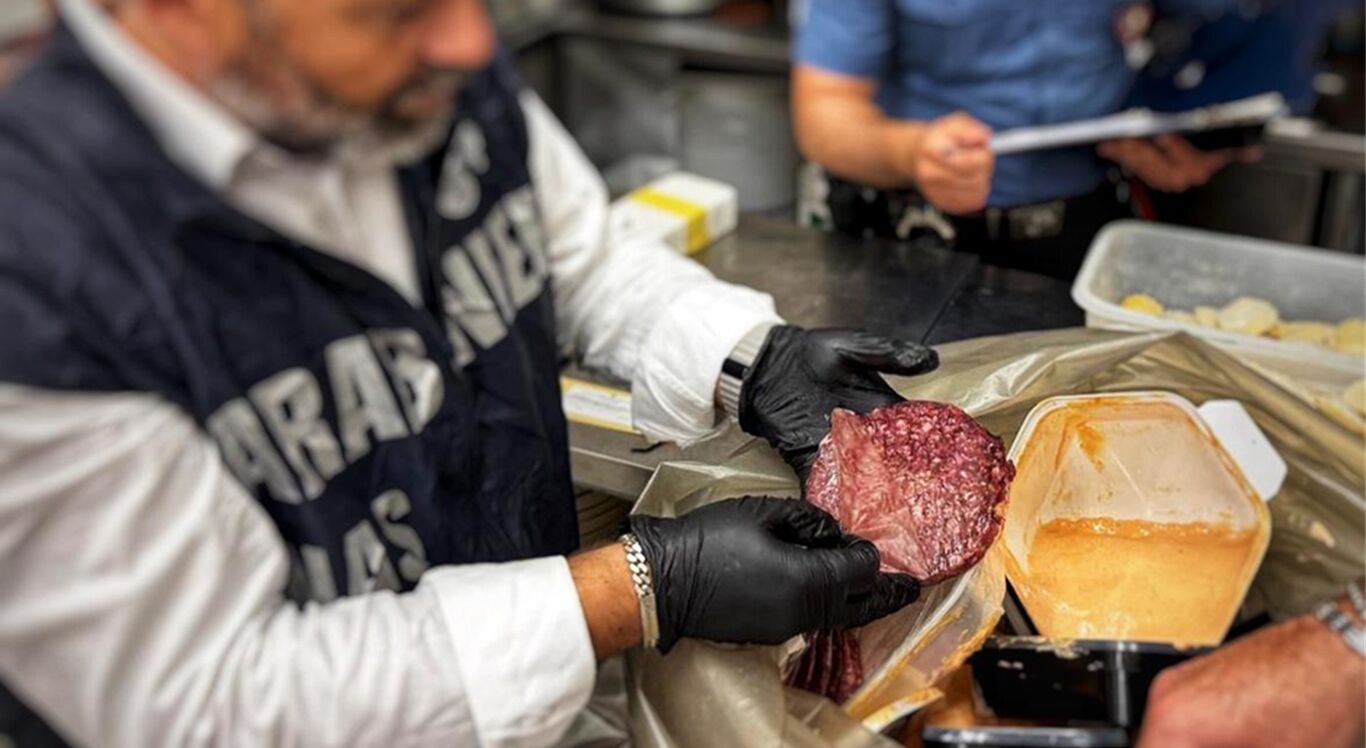 Carne avariata in un ristorante di un noto lido della Penisola Sorrentina: 20mila euro di ammenda
