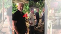 Dalle Croci alla Crocs: Mel Gibson avvistato in stile casual al The Sanctuary