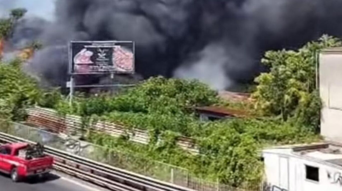 Paura tra Pompei e Castellammare: incendio in un deposito di auto, circolazione bloccata