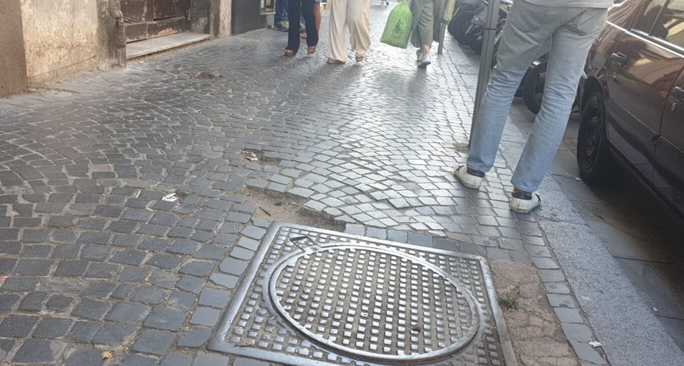 Torre Annunziata - Buche sui marciapiedi di corso Umberto I: donna di 86 anni finisce in ospedale