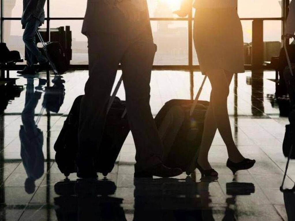 Lasciano il figlio di 10 anni in aeroporto: "Noi partiamo"