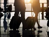 Lasciano il figlio di 10 anni in aeroporto: "Noi partiamo"