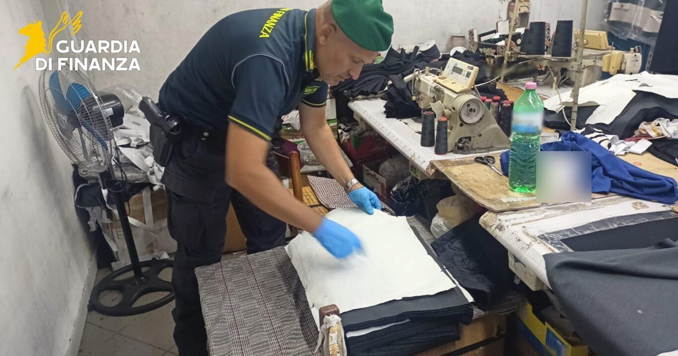 Poggiomarino - Sequestrati 10mila capi contraffatti, fuochi illegali e furto di energia per 70mila euro