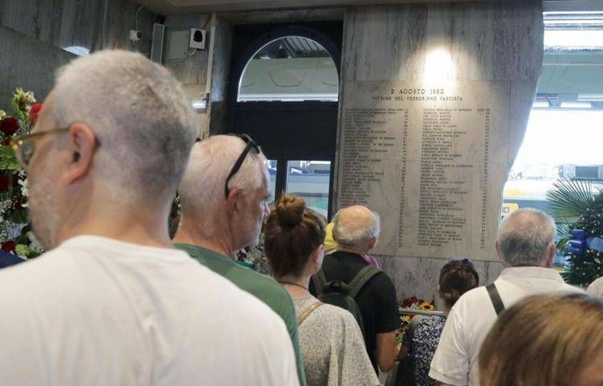 Strage Bologna, Bernini contestata da un uomo: "Credo a lei, non al governo"