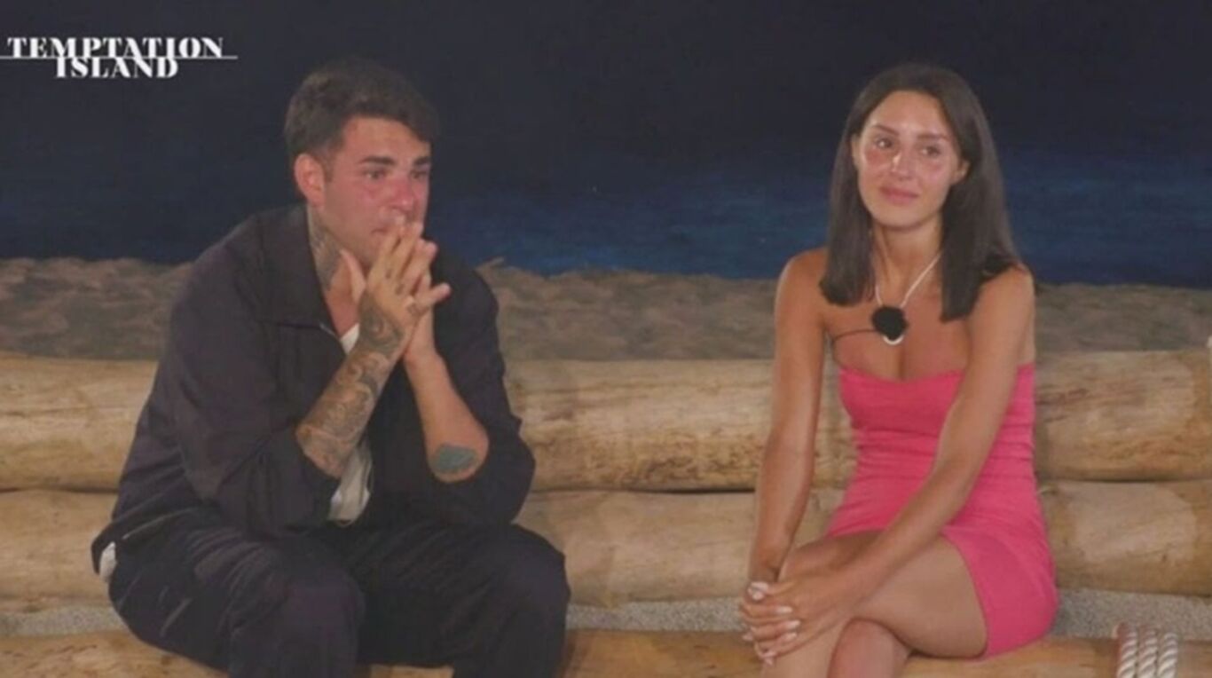 Temptation Island, è finita per sempre tra Sarah e Valerio: lei lo smaschera dopo il falò