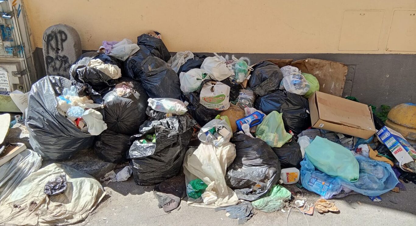 Torre Annunziata - Discariche alle spalle della chiesa del Carmine: la denuncia di un cittadino