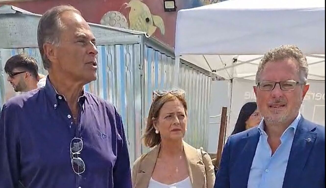 Torre Annunziata - Francesco Emilio Borrelli a colloquio con i bagnanti al lido Mappatella