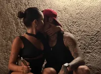 Fedez, il bacio con Giulia Honegger e la dedica: "Non può piovere per sempre"
