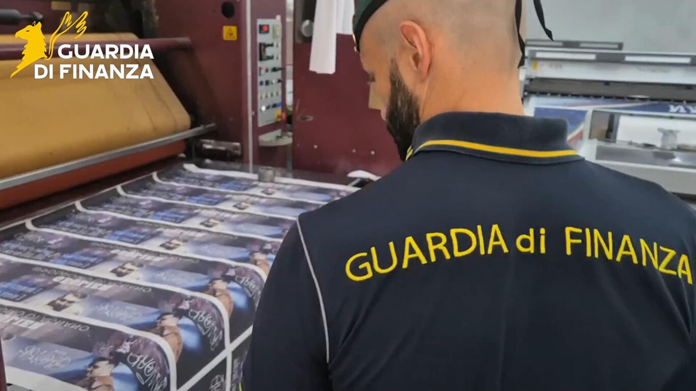 Napoli - Scoperta una stamperia illegale a Pianura: arrestati due 50enni