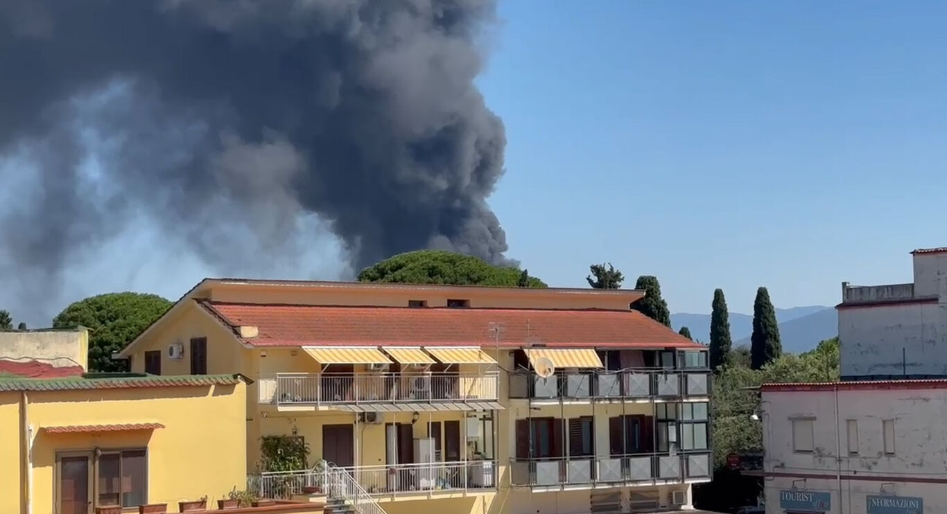 Fiamme in una fabbrica di vestiti usati tra Pompei e Scafati