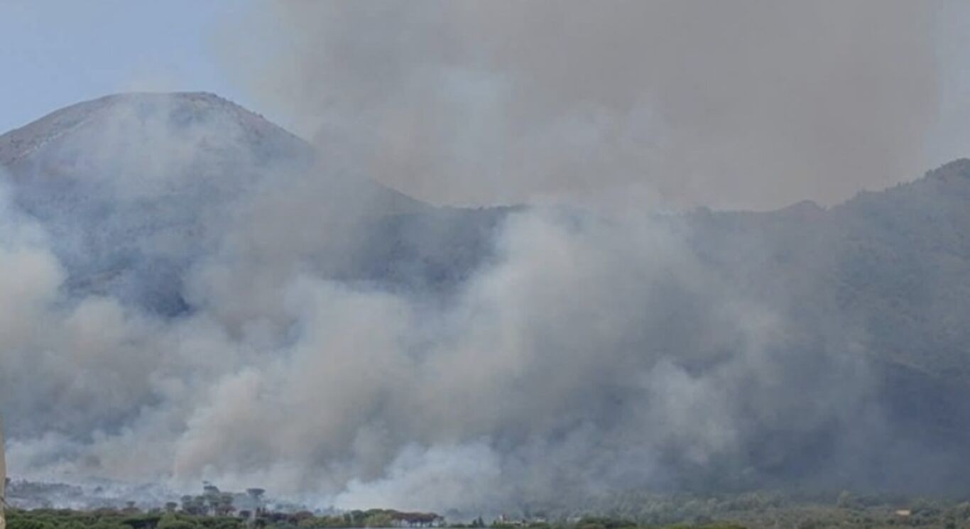 Incendio senza tregua sul Vesuvio: elicotteri e vigili del fuoco in azione