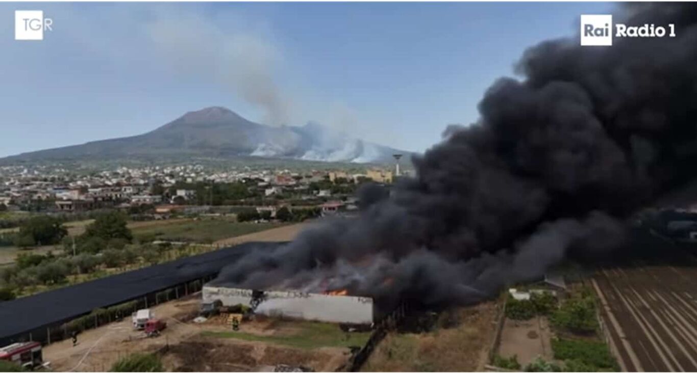 Doppio incendio nell'area vesuviana: boschi e fabbrica di indumenti in fiamme