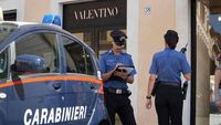 Roma, furto nella boutique Valentino in pieno centro: rubate 30 borse