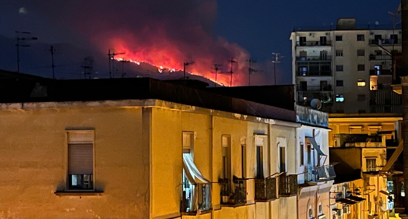 Vesuvio in fiamme, due incendi devastano le pinete di Terzigno
